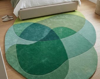 Tappeto astratto verde organico fatto a mano, trapuntato, tappeto scandinavo moderno e irregolare.