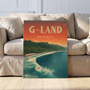 Könnte beinhalten: Ein rechteckiger Wandkunstdruck mit einer Küstenlandschaft von G-Land, Indonesien. Das Bild zeigt eine dunkelgrüne, bewaldete Küste, die auf einen blauen Ozean mit weißen, brechenden Wellen unter einem orange-gelben Sonnenuntergangshimmel trifft.