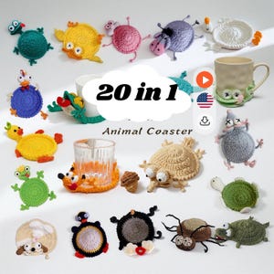 Peut inclure: Une collection de vingt dessous de verre en crochet représentant des animaux de différentes couleurs et formes, notamment des tortues, des grenouilles et des canards. Certains sont placés sous des verres ou des tasses. Texte 20 in 1 Animal Coaster.