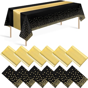 Puede incluir: Un mantel rectangular negro con un camino de mesa central dorado y un patrón de puntos de confeti dorados en los bordes, acompañado de seis servilletas doradas plegadas y seis servilletas negras con puntos de confeti dorados.