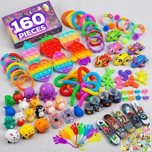 Puede incluir: Una colección de 160 juguetes coloridos, que incluyen pop-its, anillos, pulseras, coches de juguete y mini monopatines. Los pop-its tienen forma de cono de helado, fresa, cohete y corazón. La caja dice "160 PIEZAS".