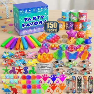 Puede incluir: Una colección de recuerdos para fiestas, que incluye juguetes coloridos, mini coches, juguetes pop-it y pequeñas tazas con diseños de unicornios. La caja dice "Party Favors" y "150 Packs!" Artículos variados sobre una superficie de madera.