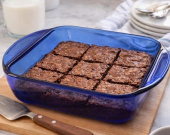 Fuente de vidrio azul cobalto vintage Anchor Hocking de 2 cuartos de galón, cuadrada de 8x8 pulgadas con asas.