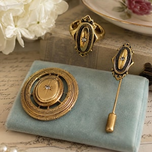 Vintage Avon Kensington Jewelry Set – Gold Tone Ring, Brooch, Stick Pin