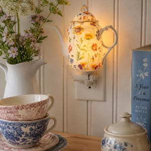 Lampada da notte vintage a forma di teiera floreale / Lampada da parete in porcellana stile cottagecore / Decorazione con viole del pensiero floreali / Testata e funzionante
