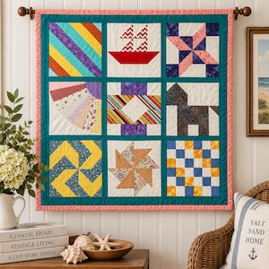 Peut inclure: Une courtepointe murale carrée composée de neuf blocs en patchwork distincts, encadrés par une bordure sarcelle et un biais rose corail. Les blocs présentent divers motifs géométriques, dont un voilier rouge, un cheval noir et un damier bleu.