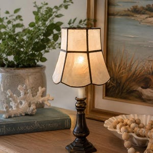 Lampe de table vintage en nacre de Capiz | Lustre chandelier en laiton style Hollywood Regency