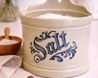 Decoración de pared vintage Pfaltzgraff Yorktowne Salt Box de gres azul grisáceo para cocina rústica.