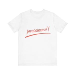 Peut inclure: T-shirt blanc avec l'inscription "javooouuuee!!" en rouge au-dessus d'un trait rouge. Le t-shirt a des manches courtes et un col rond. Le tissu semble doux.