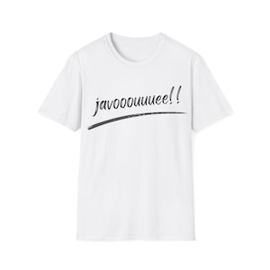 Peut inclure: T-shirt blanc avec le texte manuscrit noir "javooouuuee!!", souligné d'un trait noir. Le t-shirt a un col rond et des manches courtes.