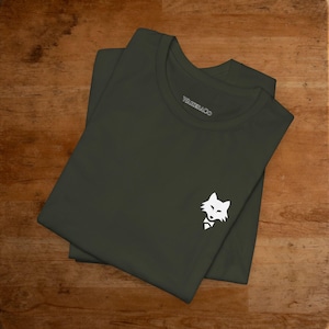 Camiseta Dapper Fox con estampado gráfico / Camiseta unisex verde oliva oscuro / Estampado llamativo en la espalda