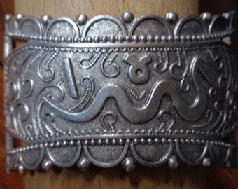 vintage finely detailed cuff bracelet with pin hinge closure