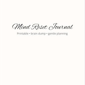 Op de afbeelding: Een witte achtergrond met de woorden "Mind Reset Journal" in elegant zwart schrift. Daaronder staat in kleinere tekst "Printable • brain dump • gentle planning."