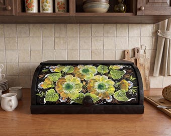 Scatola per il pane in legno nero fatta a mano con coperchio arrotolabile, dipinta a mano con motivi floreali gialli in stile folk.