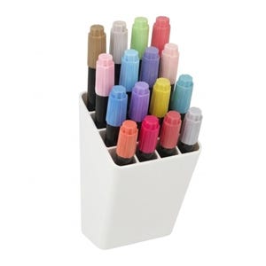 Peut inclure: Un organisateur de bureau en plastique blanc contenant dix-sept marqueurs avec des capuchons color&eacute;s dans diverses nuances, notamment marron, rose, bleu, violet, jaune, vert et gris. Les marqueurs sont dispos&eacute;s en grille &eacute;tag&eacute;e.