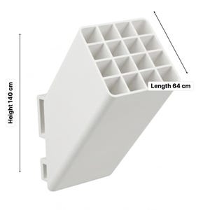 Peut inclure: Un organisateur de rangement blanc, inclin&eacute; et &agrave; compartiments multiples, dot&eacute; d'une grille de seize ouvertures carr&eacute;es. L'unit&eacute; pr&eacute;sente une base de montage plate &agrave; l'arri&egrave;re. Les dimensions indiqu&eacute;es sont 140 cm de hauteur et 64 cm de longueur.