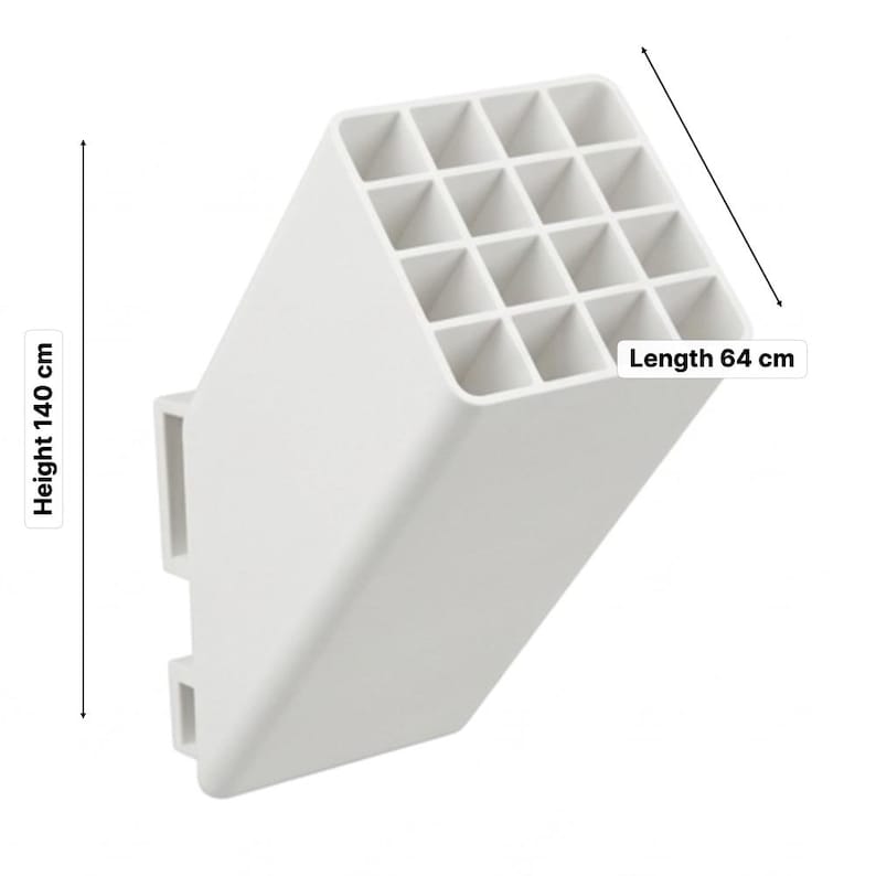 Peut inclure: Un organisateur de rangement blanc, inclin&eacute; et &agrave; compartiments multiples, dot&eacute; d'une grille de seize ouvertures carr&eacute;es. L'unit&eacute; pr&eacute;sente une base de montage plate &agrave; l'arri&egrave;re. Les dimensions indiqu&eacute;es sont 140 cm de hauteur et 64 cm de longueur.
