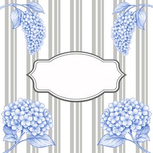 Puede incluir: Un diseño decorativo con flores de hortensia azules y un fondo a rayas. Las flores están detalladas con sombreado, y el fondo tiene rayas verticales grises y blancas. Una etiqueta blanca enmarcada está en el centro.