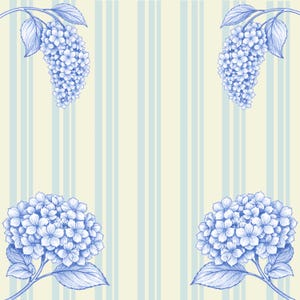 Puede incluir: Un patrón floral con ilustraciones de hortensias azules sobre un fondo crema con rayas verticales azul claro. La imagen muestra dibujos botánicos detallados, creando un diseño clásico y elegante.