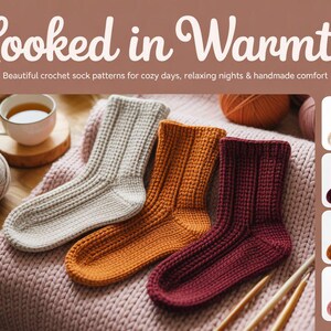 Op de afbeelding: Afbeelding met drie gehaakte sokken in crème, oranje en bordeaux, met een kopje thee en bollen wol. De tekst luidt "Hooked in Warmth" en "Beautiful crochet sock patterns for cozy days, relaxing nights & handmade comfort."