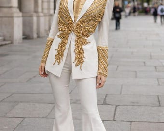 Blazer y pantalones acampanados