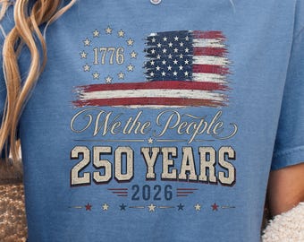 Maglietta Comfort Colors® per il 250° anniversario dell'America, in stile retrò per il Giorno dell'Indipendenza, 250 anni degli Stati Uniti, maglietta patriottica con bandiera americana, maglietta "We The People".
