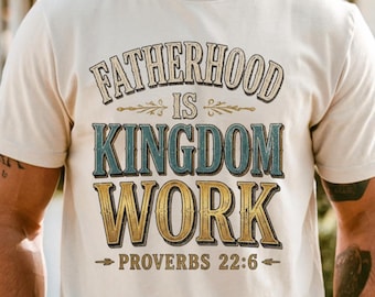 Camiseta Comfort Colors® Provérbios 22:6 - Presente de Dia dos Pais com Base na Fé para Homens, A Paternidade é Trabalho do Reino, Camiseta para Pai Cristão, Camiseta com Versículo Bíblico