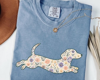 Camiseta Comfort Colors® com estampa floral de Dachshund, ideal para donos de cachorros salsicha, perfeita para presentear mães de Dachshund.