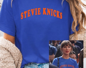 スティーヴィー・ニックス・スウィフティーズTシャツ、セレブにインスパイアされたゲームデーTシャツ、話題のヴィンテージバスケットボールTシャツ、レトロなニューヨークのグラフィックTシャツ、ニックスNBAファイナル2026