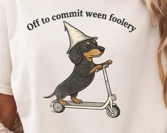 Camiseta Comfort Colors® Off To Commit Ween Foolery, Camiseta engraçada com patinete e dachshund, Camiseta para mãe de dachshund, Camiseta engraçada para doxie, Camiseta para mamãe de cachorro salsicha