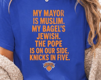 Mi alcalde es musulmán, mis bagels son judíos, el Papa está de nuestro lado, camiseta de los Knicks en cinco, camiseta Gildan, desfile de los Knicks campeones de la NBA 2026 en la ciudad de Nueva York