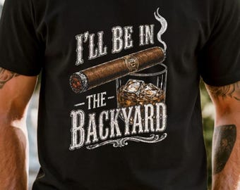 Camiseta Comfort Colors® "I'll Be in the Backyard", Camiseta divertida com estampa de charuto e uísque, Presente para o Dia dos Pais, Camiseta masculina para churrasco no quintal, Presente para amantes de uísque e charuto