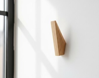 Crochet mural minimaliste en bois, Cintre géométrique en bois pour une entrée moderne, Patère murale au fini naturel