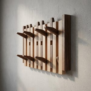 Perchero de pared de madera de nogal con diseño de celosía de doble fila, organizador grande para recibidor de 42 cm.