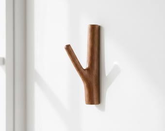 Patère branche, patère murale en bois rustique, organisateur d'entrée, finition bois de noyer, minimal