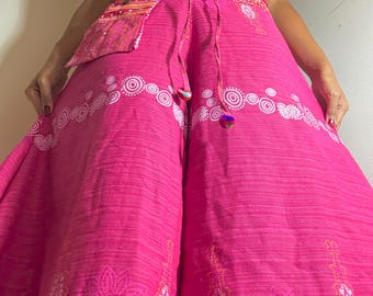 Pantalones unisex de algodón de pierna ancha, color rosa, estilo yoga holgado, estilo hippie, con largo ajustable y estampado tribal terroso.