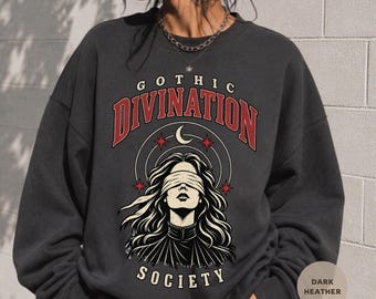 T-Shirt „Ritter und die Motte“, Sweatshirt „Wahrsagerin“, Merchandise zu „Ritter und der Mond“ von Rachel Gillig, Geschenkidee für Fantasy-Leser