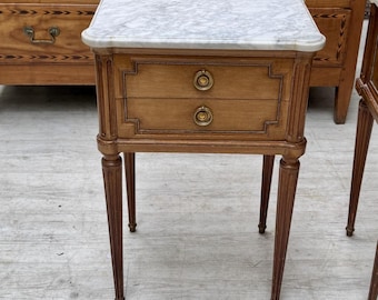 Par de mesitas de noche de estilo antiguo, mesitas de noche vintage de caoba, mesas auxiliares con tapa de mármol, mesas de dormitorio de estilo antiguo