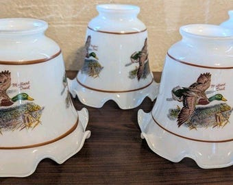 Set di quattro paralumi vintage in vetro opalino da 5 pollici a forma di anatra selvatica.
