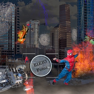 以下が含まれることがあります： 燃えている車、クモの巣、スパイダーマンの格好をした人がいる都市の風景。その人は「EIEIO Fotos」と書かれた看板の前に立っている。