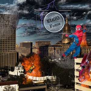 Puede incluir: Una figura de Spiderman con un traje rojo y azul se balancea a través de un horizonte urbano con una gran telaraña en el fondo. La ciudad está en llamas y hay un coche volcado en el aire. El texto "EIEIO Fotos" está en un círculo en la esquina superior derecha de la imagen.