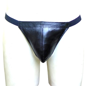 Könnte beinhalten: Schwarzer Leder-Jockstrap mit elastischem Bund. Der Jockstrap hat eine dreieckige Frontpartie. Das Material wirkt glatt und leicht glänzend. Das Design dient der Unterstützung und Abdeckung.