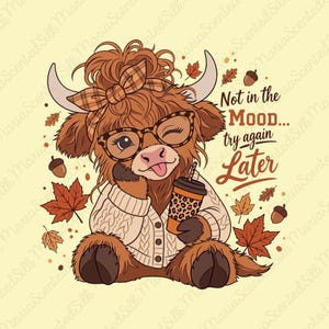 Peut inclure: Une illustration de vache Highland brune portant un bandeau à carreaux, des lunettes à motif léopard et un gilet en tricot torsadé crème. La vache tient une tasse à café léopard et fait un clin d'œil. Le texte indique : Not in the MOOD... try again Later.