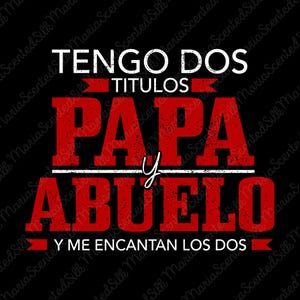 Könnte beinhalten: Schwarzes Grafikdesign mit dem Text "TENGO DOS TITULOS PAPA Y ABUELO Y ME ENCANTAN LOS DOS" in Weiß und Rot. Der Text ist vertikal angeordnet, mit den Wörtern "PAPA" und "ABUELO" in großen, fetten Buchstaben.