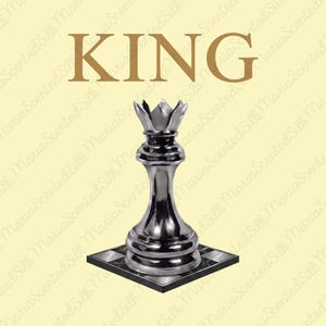 Könnte beinhalten: Eine metallisch silberne Schachkönigin mit kronenartiger Spitze, platziert auf einem kleinen quadratischen schwarz-weiß karierten Sockel. Das Wort KING ist in großen goldenen Großbuchstaben über der Schachfigur vor einem hellgelben Hintergrund gedruckt.