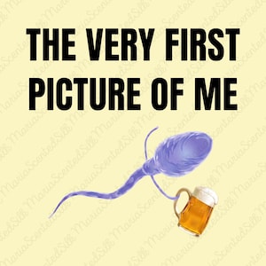 Può includere: Una grafica giallo chiaro con il testo nero THE VERY FIRST PICTURE OF ME sopra l'illustrazione di uno spermatozoo viola. Lo spermatozoo è raffigurato mentre tiene in mano un piccolo boccale di vetro pieno di birra dorata e schiuma bianca.