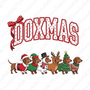 Peut inclure: Un graphisme avec le texte DOXMAS en lettres blanches à contours rouges et pois, orné d'un nœud rouge à pois. En dessous, six teckels bruns portent des costumes de fête : Père Noël, elfe, bonhomme de neige, renne, sapin de Noël et pull à motifs.