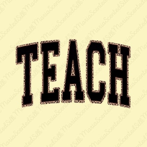 Puede incluir: La palabra TEACH está escrita en letras de bloque grandes, negritas y negras con un contorno de estampado de leopardo marrón y negro. Las letras están dispuestas en un ligero arco sobre un fondo amarillo pálido sólido, creando un diseño claro.