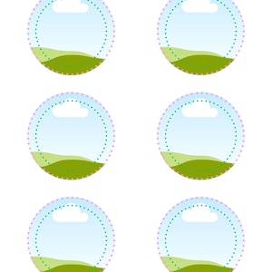 Op de afbeelding: Zes ronde stickers met een landschapsontwerp. Elke sticker heeft een blauwe lucht met een witte wolk, groene heuvels en een gestippelde roze en groene rand. De stickers zijn gerangschikt op een witte achtergrond.