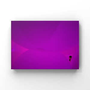 Puede incluir: Una obra de arte abstracta vibrante con un degradado de tonos morados. La composición incluye líneas suaves y curvas y una pequeña figura oscura en la esquina inferior derecha, sobre un fondo brillante.